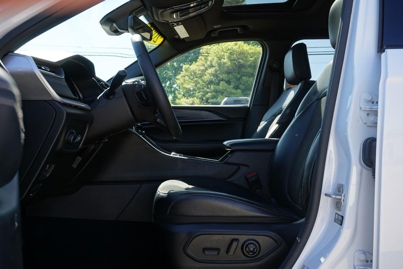 Jeep Grand Cherokee L Vehicle Full-screen Gallery Image 21