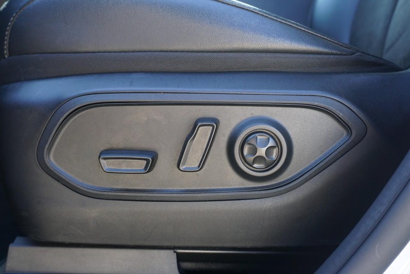 Jeep Grand Cherokee L Vehicle Full-screen Gallery Image 22