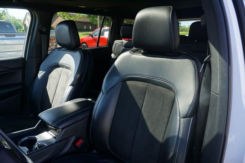 Jeep Grand Cherokee L Vehicle Full-screen Gallery Image 23