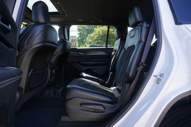 Jeep Grand Cherokee L Vehicle Full-screen Gallery Image 24