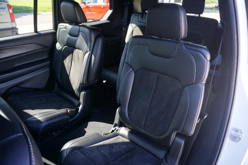 Jeep Grand Cherokee L Vehicle Full-screen Gallery Image 25