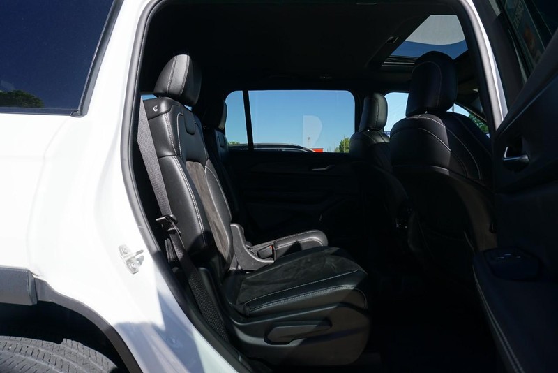Jeep Grand Cherokee L Vehicle Full-screen Gallery Image 27