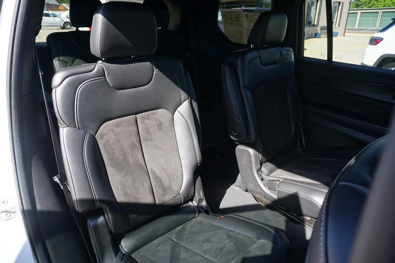 Jeep Grand Cherokee L Vehicle Full-screen Gallery Image 28