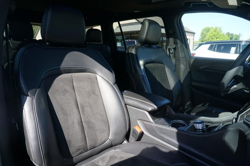 Jeep Grand Cherokee L Vehicle Full-screen Gallery Image 31
