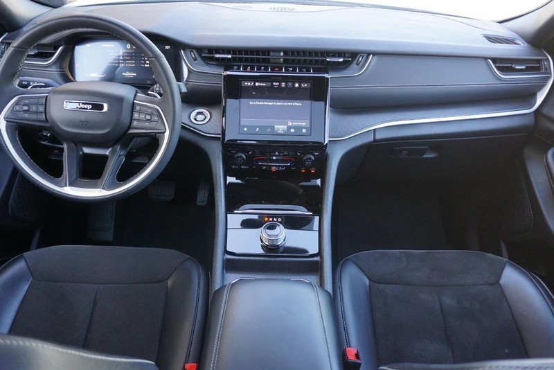 Jeep Grand Cherokee L Vehicle Full-screen Gallery Image 32