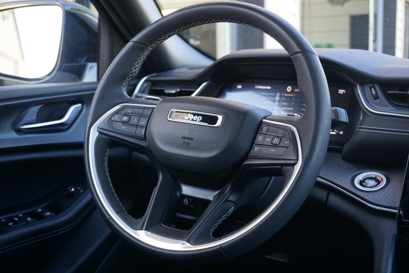 Jeep Grand Cherokee L Vehicle Full-screen Gallery Image 33