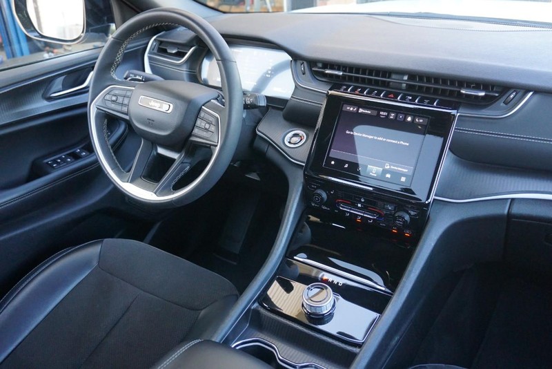 Jeep Grand Cherokee L Vehicle Full-screen Gallery Image 35