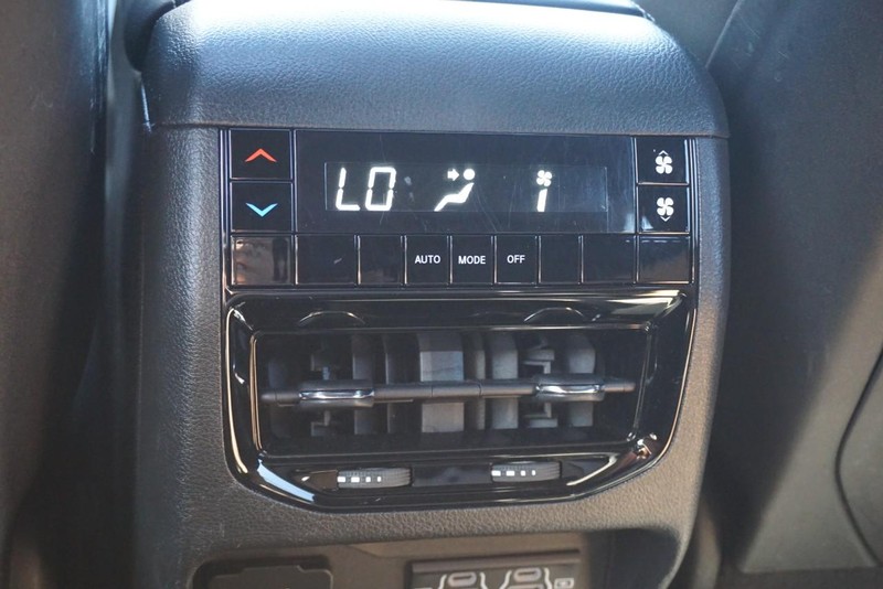 Jeep Grand Cherokee L Vehicle Full-screen Gallery Image 36
