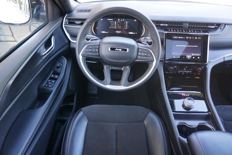Jeep Grand Cherokee L Vehicle Full-screen Gallery Image 37