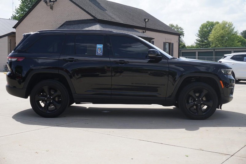 Jeep Grand Cherokee Vehicle Full-screen Gallery Image 02