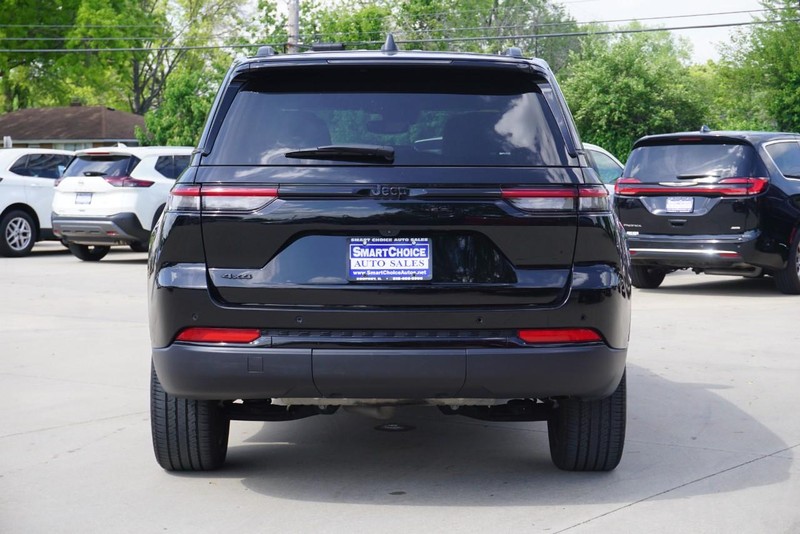 Jeep Grand Cherokee Vehicle Full-screen Gallery Image 04