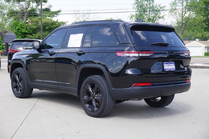 Jeep Grand Cherokee Vehicle Full-screen Gallery Image 05