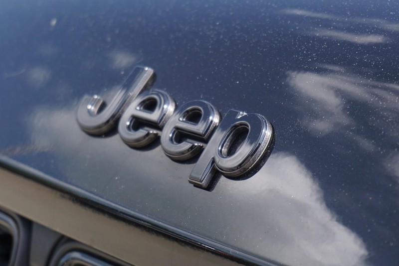 Jeep Grand Cherokee Vehicle Full-screen Gallery Image 11