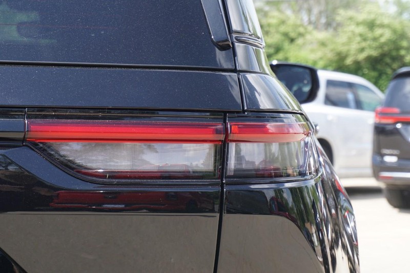 Jeep Grand Cherokee Vehicle Full-screen Gallery Image 18