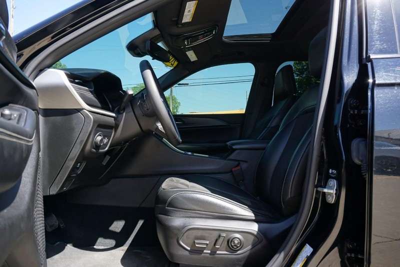 Jeep Grand Cherokee Vehicle Full-screen Gallery Image 21