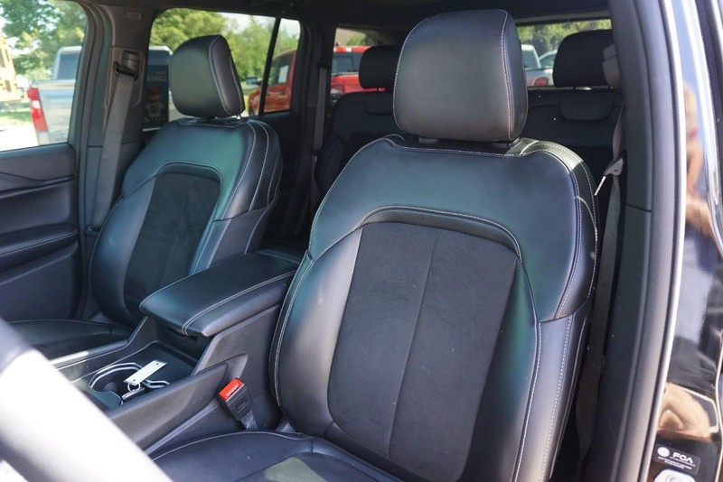 Jeep Grand Cherokee Vehicle Full-screen Gallery Image 23
