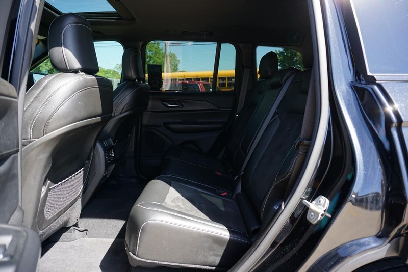 Jeep Grand Cherokee Vehicle Full-screen Gallery Image 24