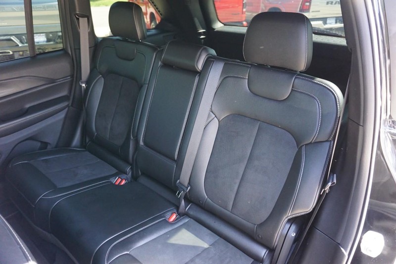 Jeep Grand Cherokee Vehicle Full-screen Gallery Image 25