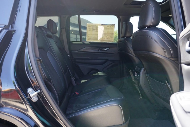 Jeep Grand Cherokee Vehicle Full-screen Gallery Image 26