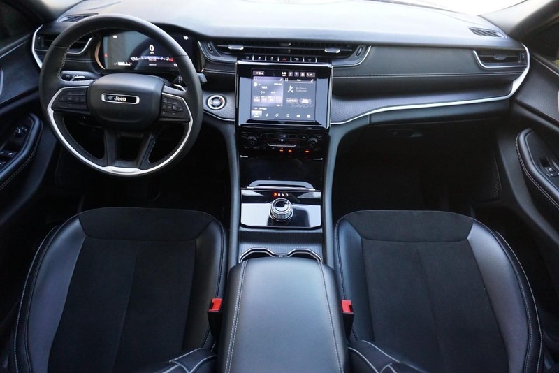 Jeep Grand Cherokee Vehicle Full-screen Gallery Image 30