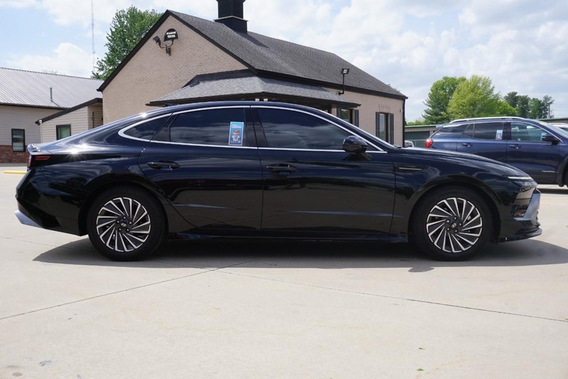 Hyundai Sonata Hybrid Vehicle Full-screen Gallery Image 02