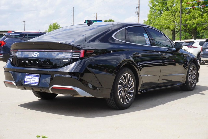 Hyundai Sonata Hybrid Vehicle Full-screen Gallery Image 03