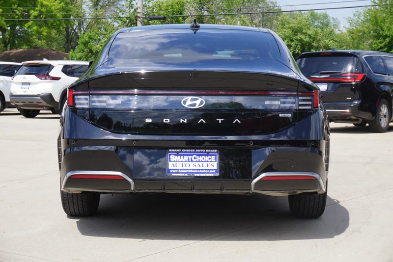 Hyundai Sonata Hybrid Vehicle Full-screen Gallery Image 04