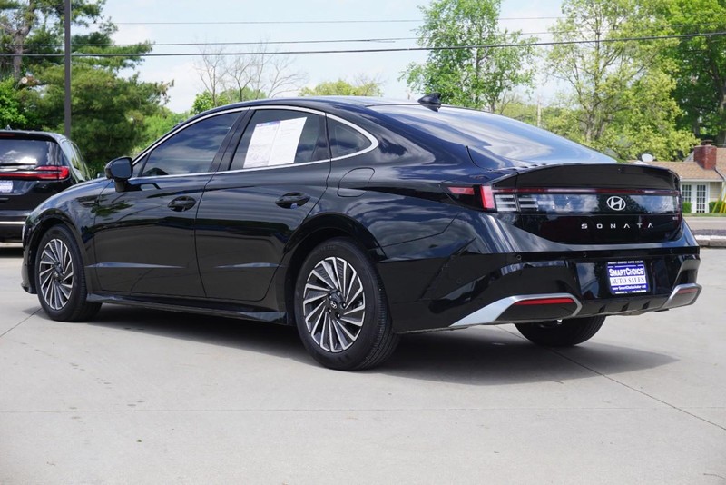 Hyundai Sonata Hybrid Vehicle Full-screen Gallery Image 05