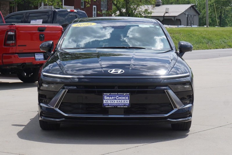 Hyundai Sonata Hybrid Vehicle Full-screen Gallery Image 08