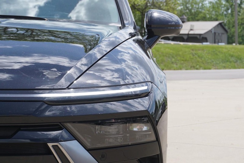 Hyundai Sonata Hybrid Vehicle Full-screen Gallery Image 10