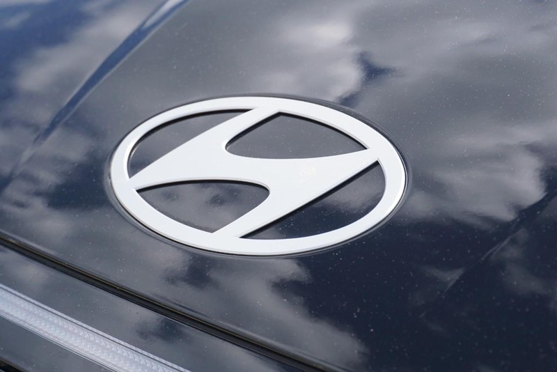 Hyundai Sonata Hybrid Vehicle Full-screen Gallery Image 11