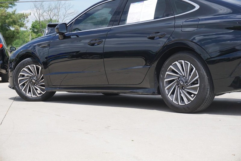 Hyundai Sonata Hybrid Vehicle Full-screen Gallery Image 13