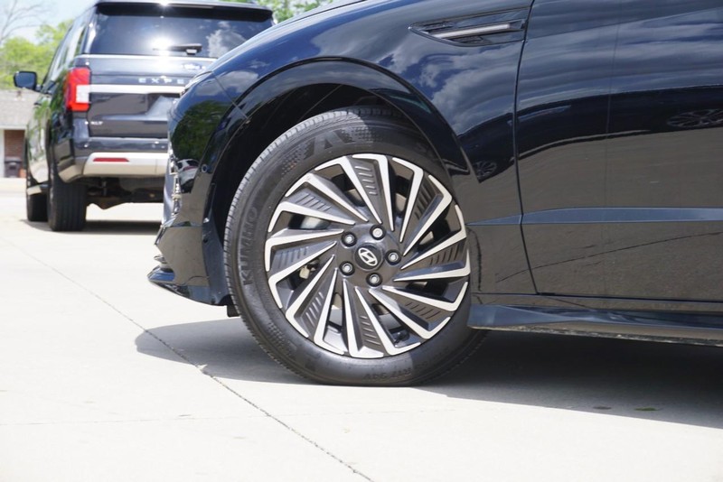 Hyundai Sonata Hybrid Vehicle Full-screen Gallery Image 14