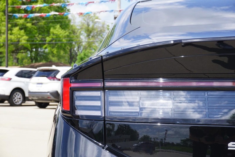 Hyundai Sonata Hybrid Vehicle Full-screen Gallery Image 16