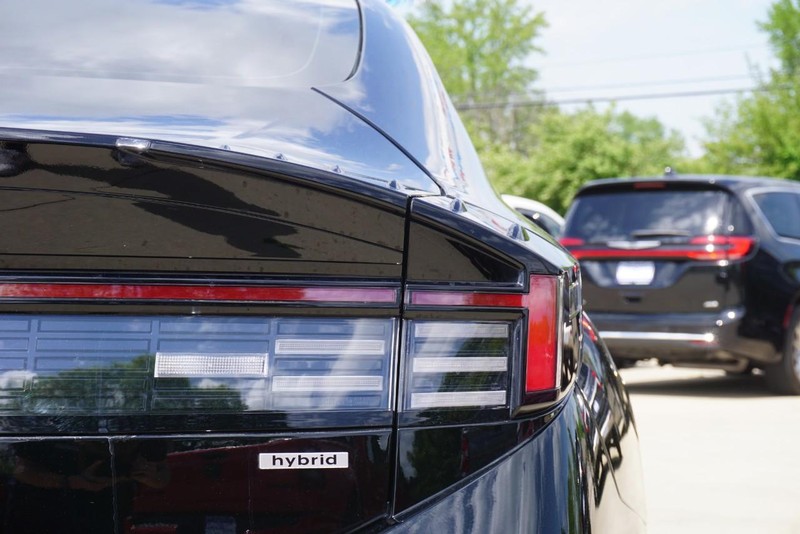 Hyundai Sonata Hybrid Vehicle Full-screen Gallery Image 17