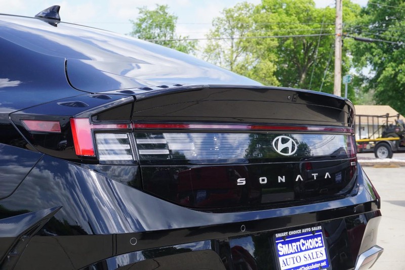 Hyundai Sonata Hybrid Vehicle Full-screen Gallery Image 18