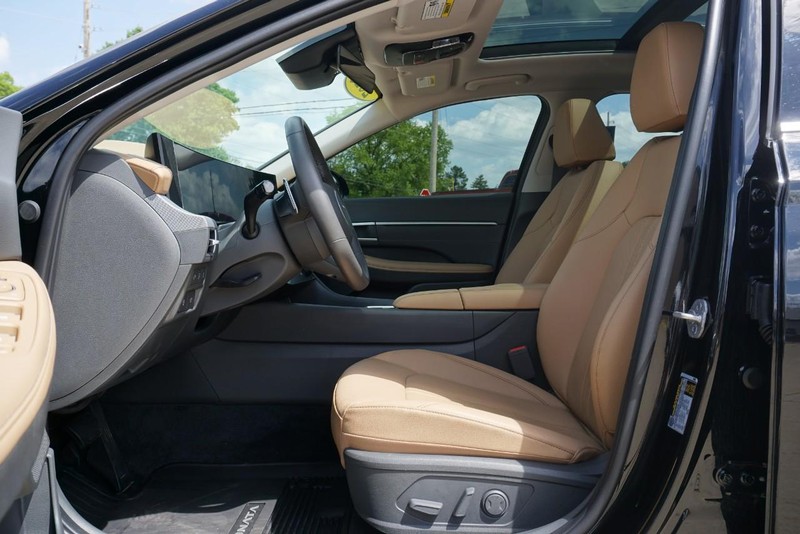 Hyundai Sonata Hybrid Vehicle Full-screen Gallery Image 22