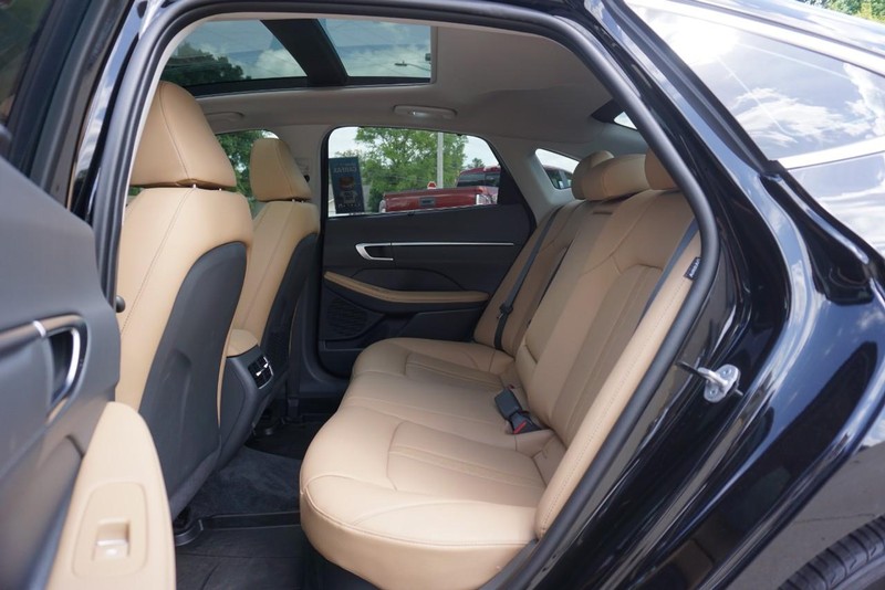 Hyundai Sonata Hybrid Vehicle Full-screen Gallery Image 25