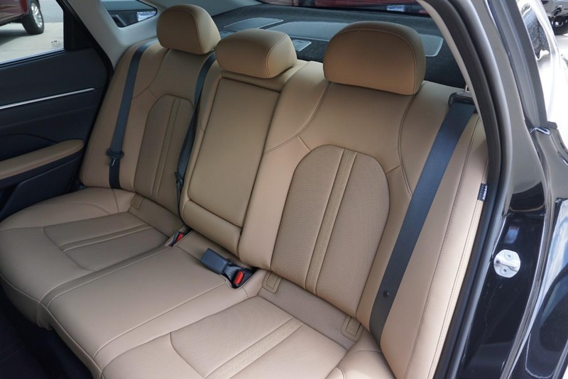 Hyundai Sonata Hybrid Vehicle Full-screen Gallery Image 26