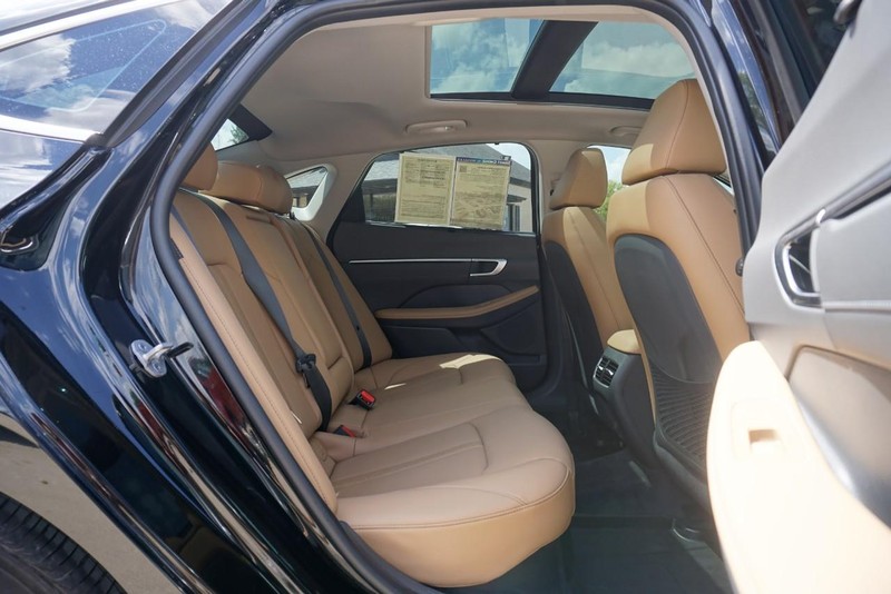 Hyundai Sonata Hybrid Vehicle Full-screen Gallery Image 27