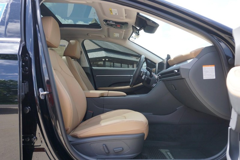 Hyundai Sonata Hybrid Vehicle Full-screen Gallery Image 29