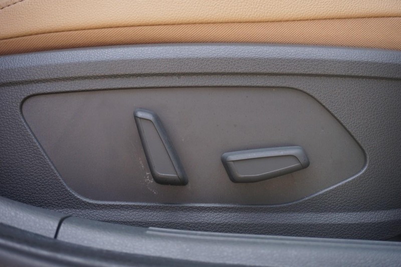 Hyundai Sonata Hybrid Vehicle Full-screen Gallery Image 30