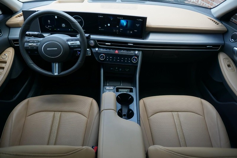 Hyundai Sonata Hybrid Vehicle Full-screen Gallery Image 32