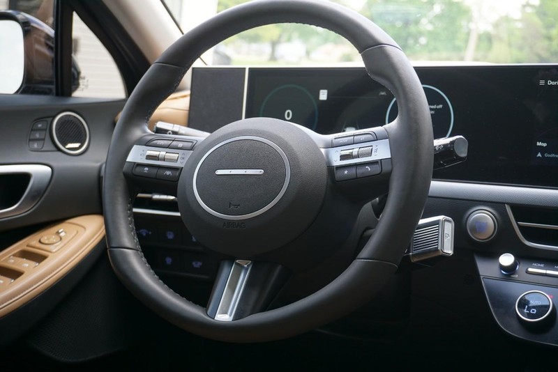 Hyundai Sonata Hybrid Vehicle Full-screen Gallery Image 33