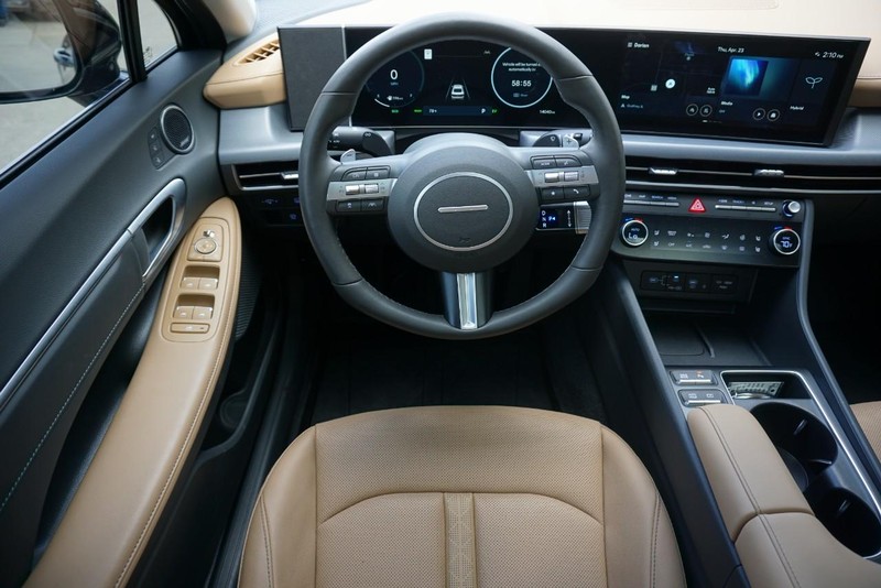 Hyundai Sonata Hybrid Vehicle Full-screen Gallery Image 37