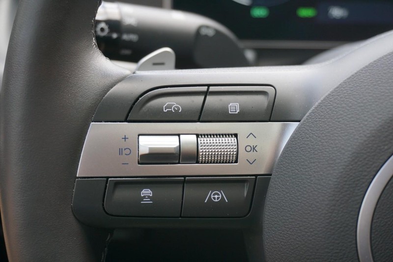 Hyundai Sonata Hybrid Vehicle Full-screen Gallery Image 38