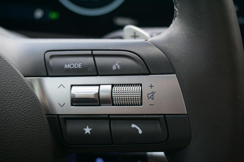 Hyundai Sonata Hybrid Vehicle Full-screen Gallery Image 39