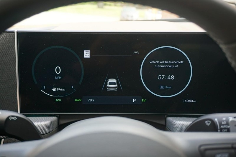 Hyundai Sonata Hybrid Vehicle Full-screen Gallery Image 41