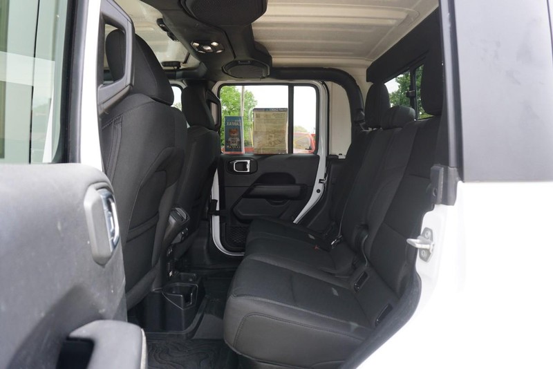 Jeep Gladiator Vehicle Full-screen Gallery Image 30