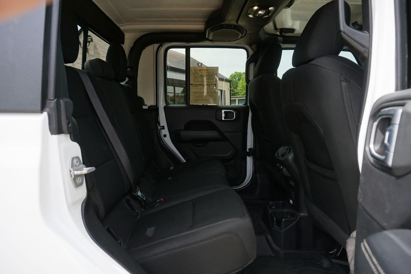 Jeep Gladiator Vehicle Full-screen Gallery Image 32